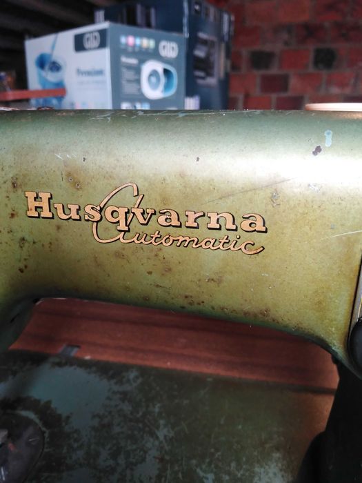 Máquina de custura eléctrica marca Husqvarna