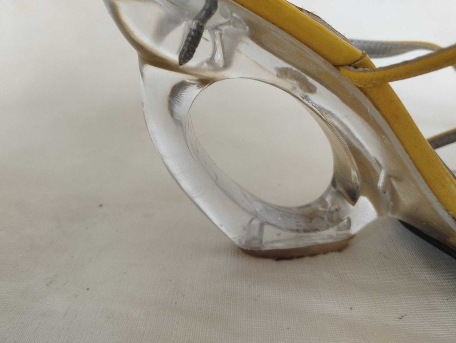 Sapatos amarelos da PROF