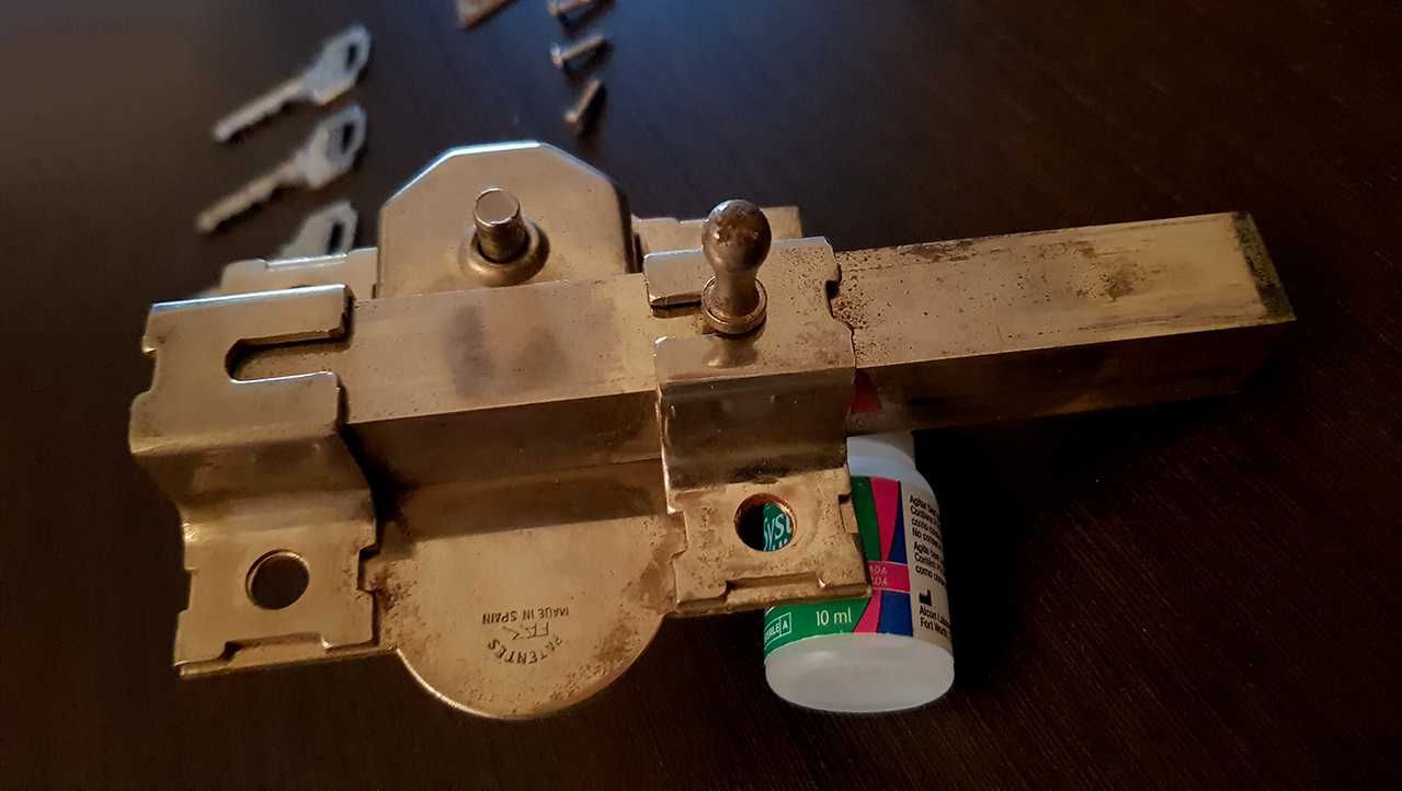 Fechadura de barra em aço galvanizado (FAC) + espelho e chaves