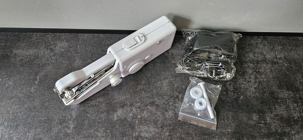 Mini elektryczna maszyna do szycia. Nowa. Zasilacz w komplecie