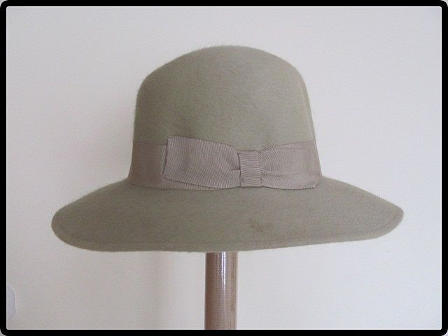 Zielonkawy kapelusz damski zdobiony tasiemką