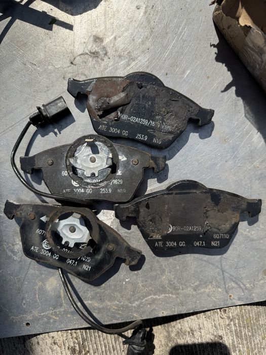 Продам суппорта передние колодки Ауди А4 Б6 Б7