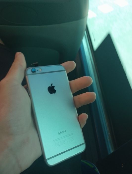 iPhone com tela partida