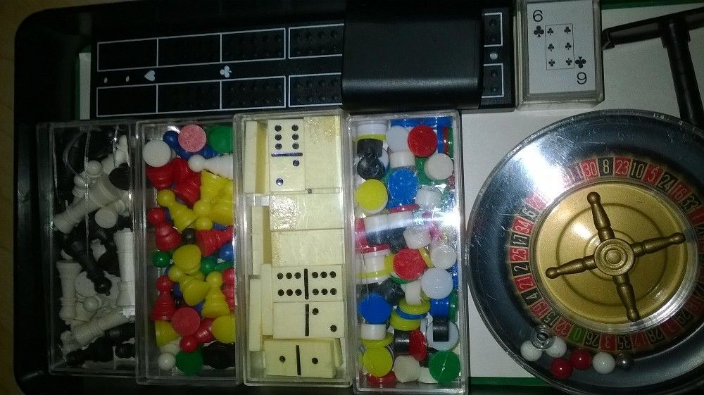 Estojo/caixa com vários mini jogos divertidos,selados.