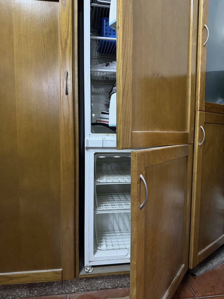 Móvel cozinha com frigorífico