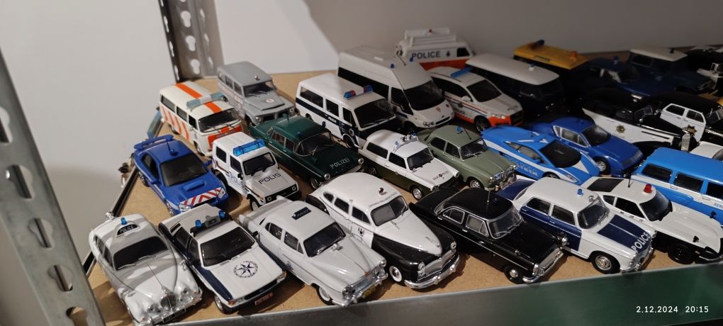 Zestaw 44 modeli samochodów policja 1:43