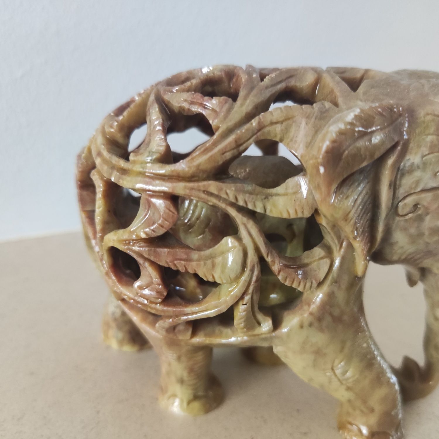 Pequena escultura de Elefante com bebe em pedra de sabão - antigo