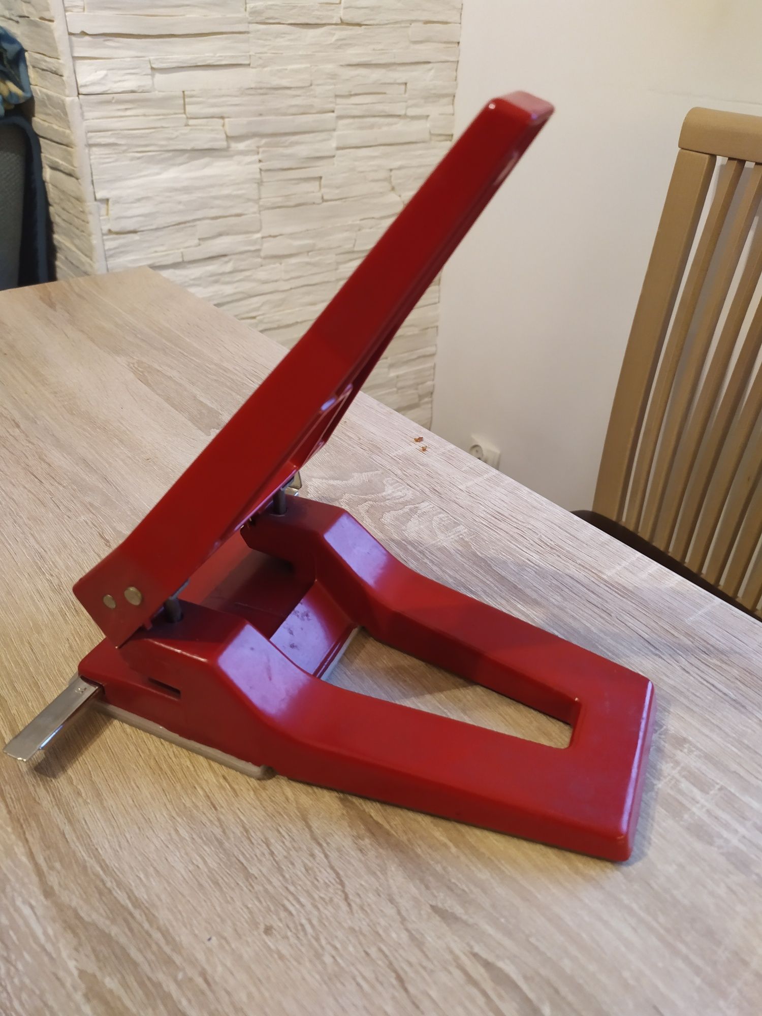 Dziurkacz biurowy solidny sax 608