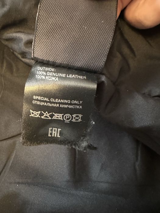 Чоловіча шкіряна куртка чорного кольору.