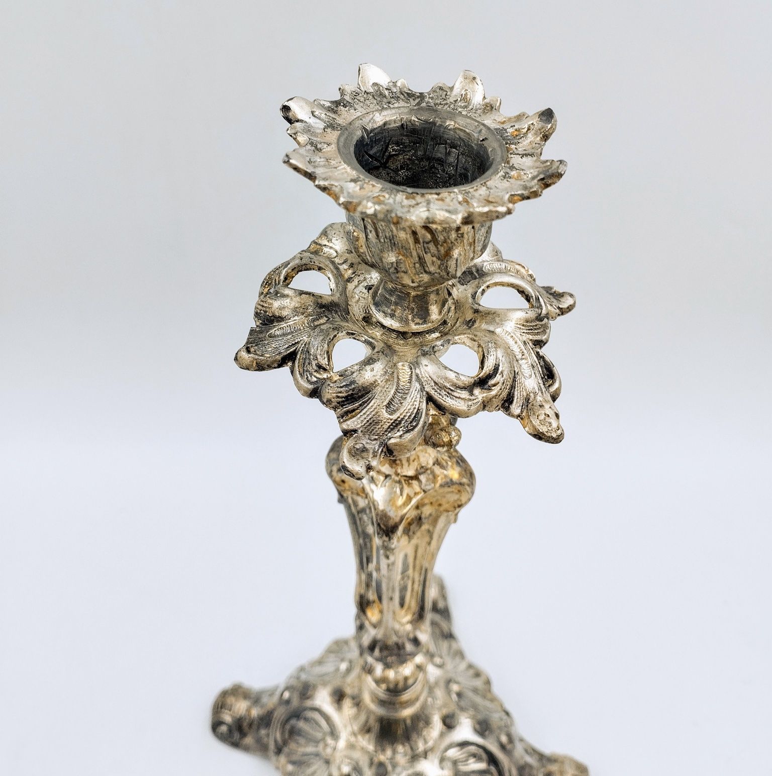 Świecznik cyna srebrzona barokowy roccaile antyk przedwojenny cynowy