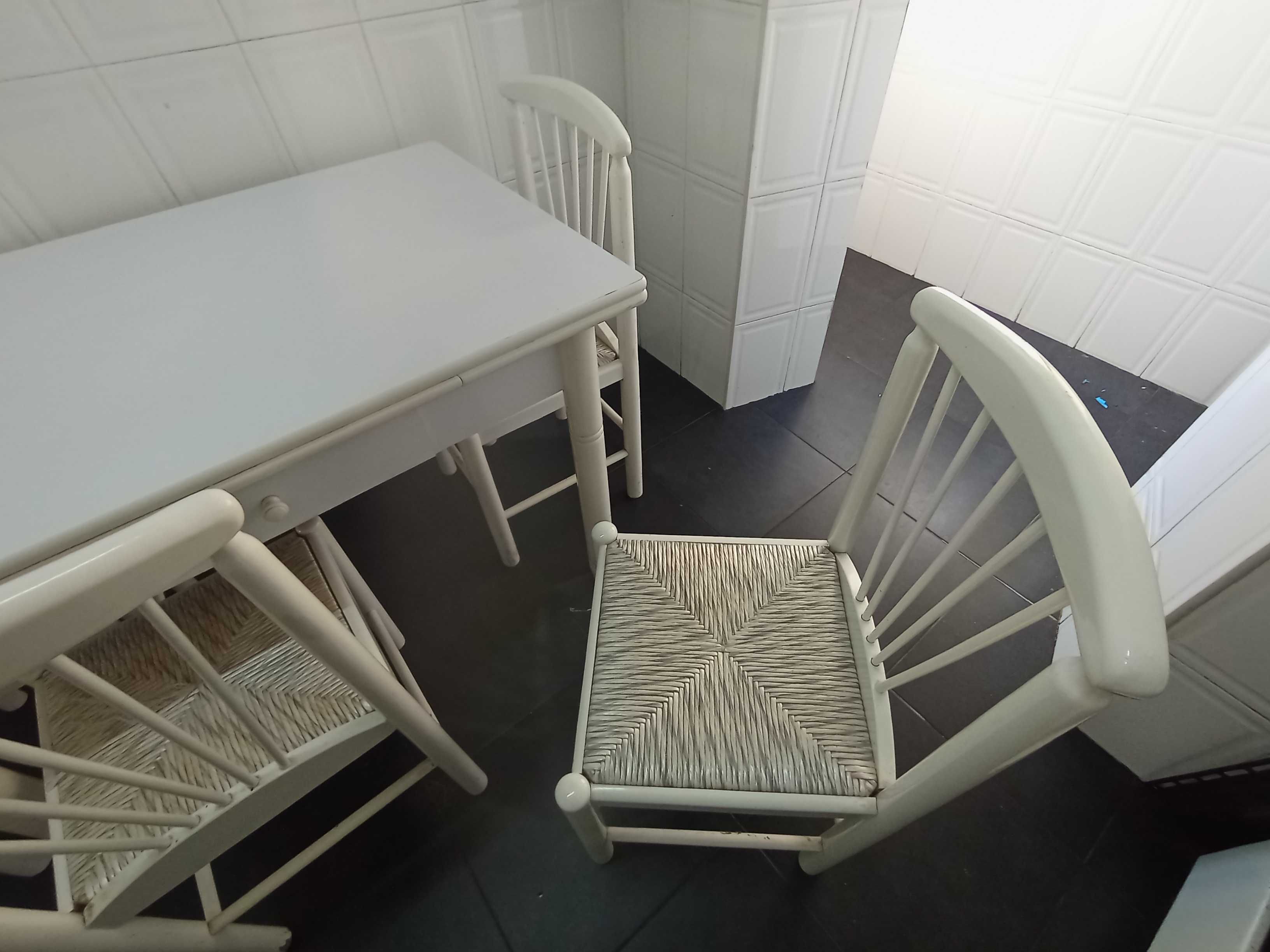 Mesa de cozinha com quatro cadeiras