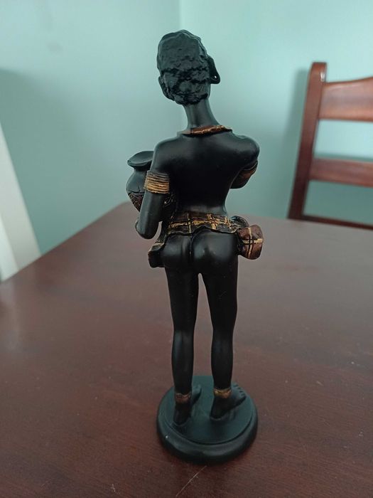 Pequena Estátua Africana em Madeira