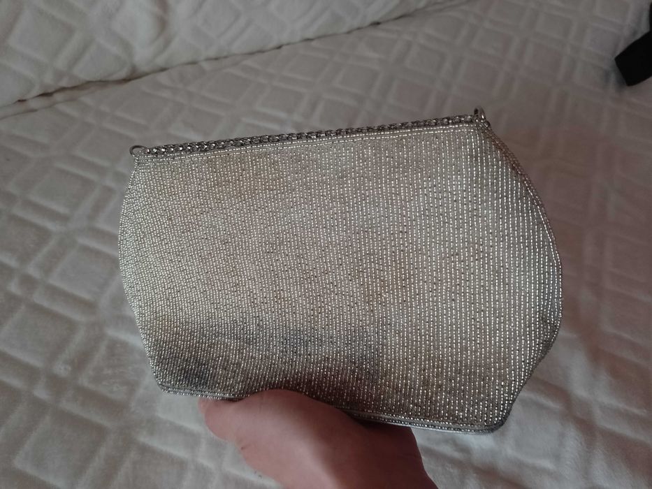 Bogato zdobiona torebka wieczorowa z Londynu, kuferek