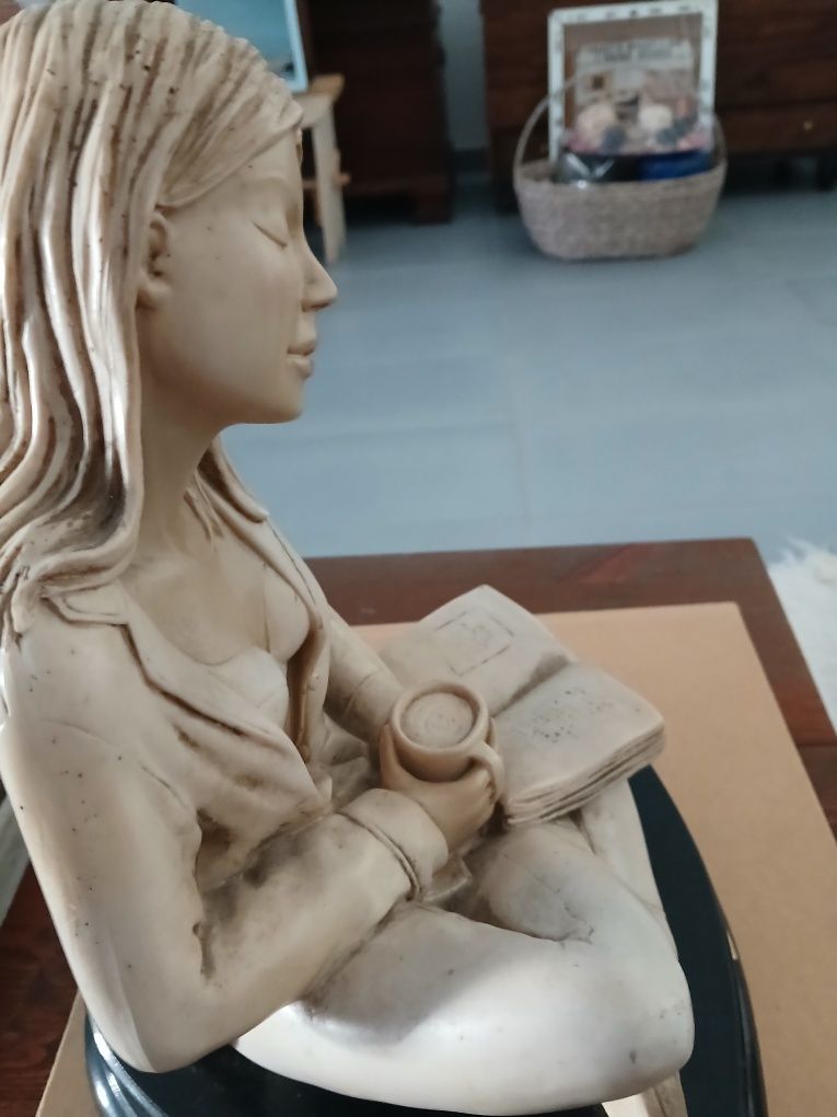 Sculpture jovem poetisa pati