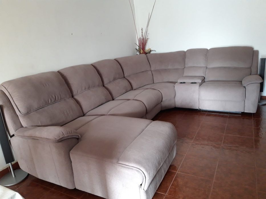 Sofá em U castanho acinzentado