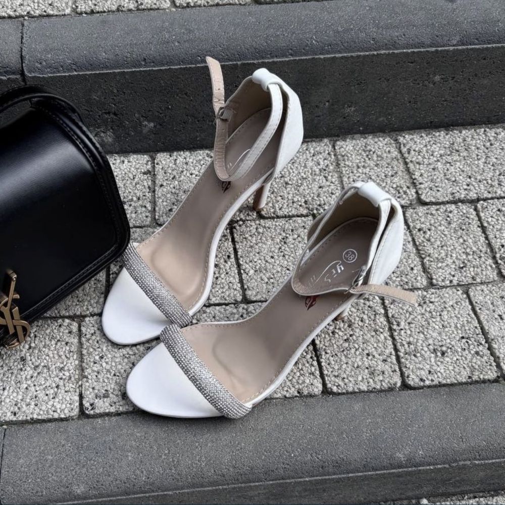 Женские босоножки на каблуке новые стильные туфли белые черные