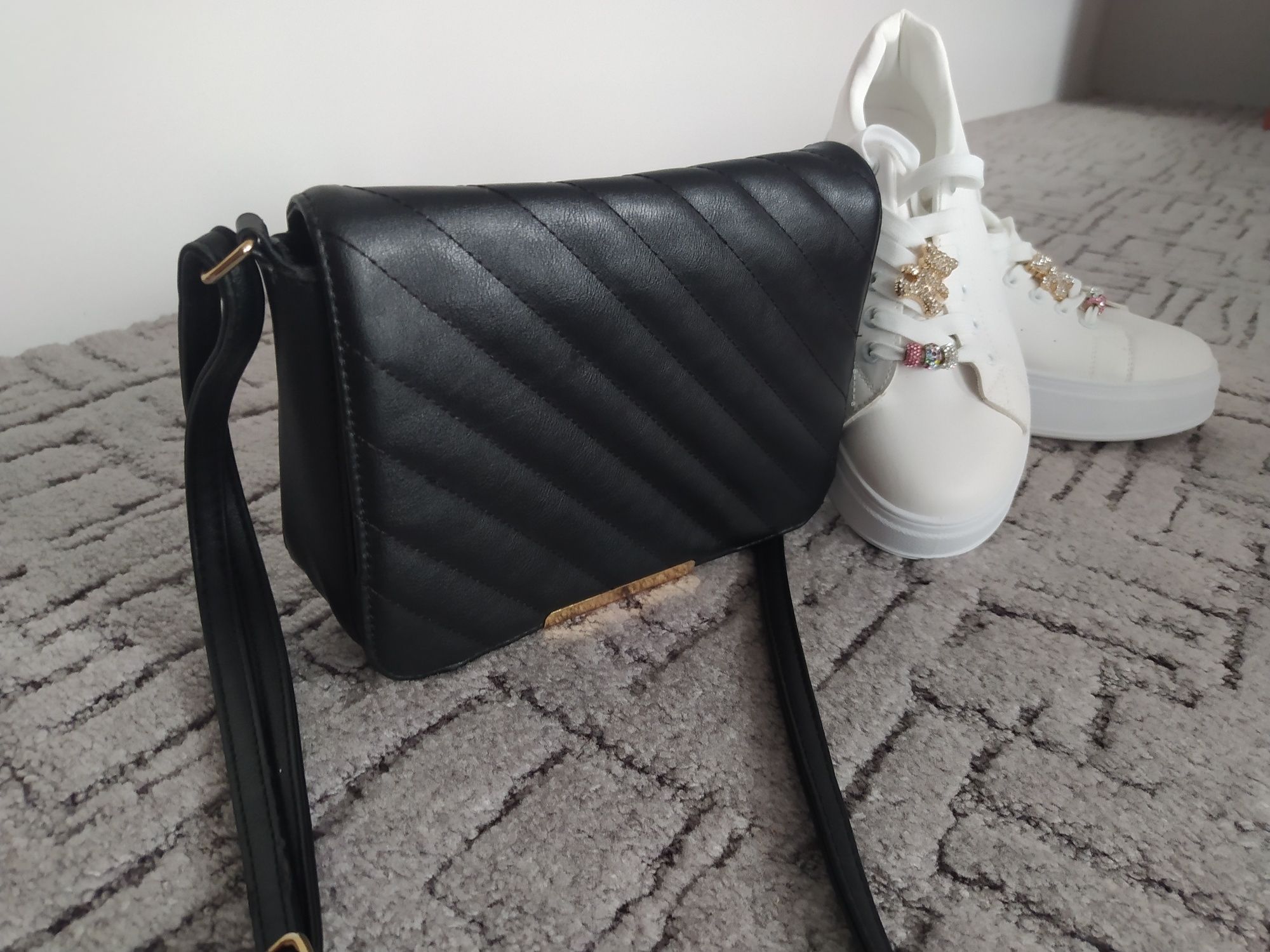Elegancka ,czarna torebka listonoszka stan Bardzo Dobry