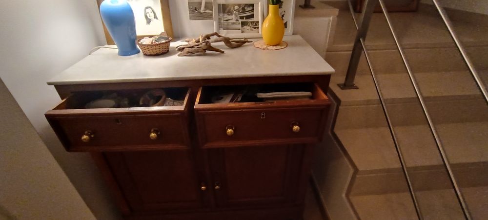 Móvel muito antigo, bem cuidado