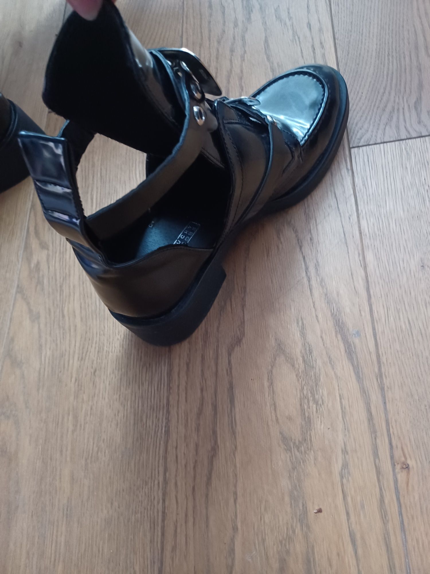 Buty damskie lakierowane