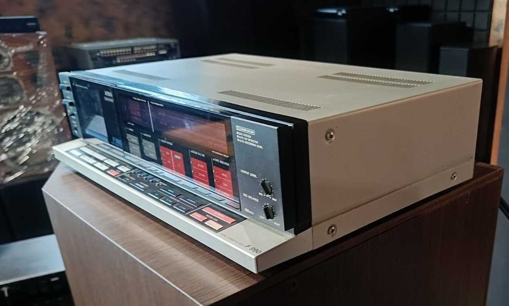 Aiwa AD-F990 топова аудіофільська касетна дека