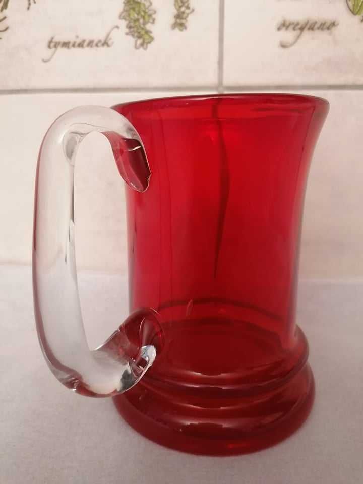 Czerwony szklany kufel, kolorowe szkło PRL