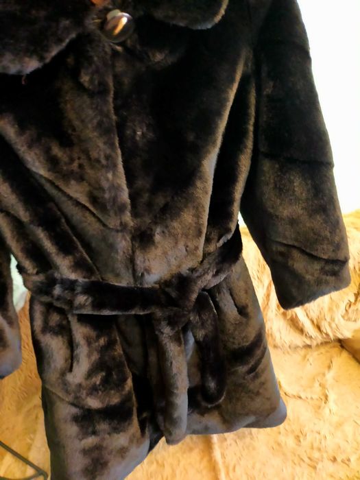 Шубка Чорного кольору, коротенька!