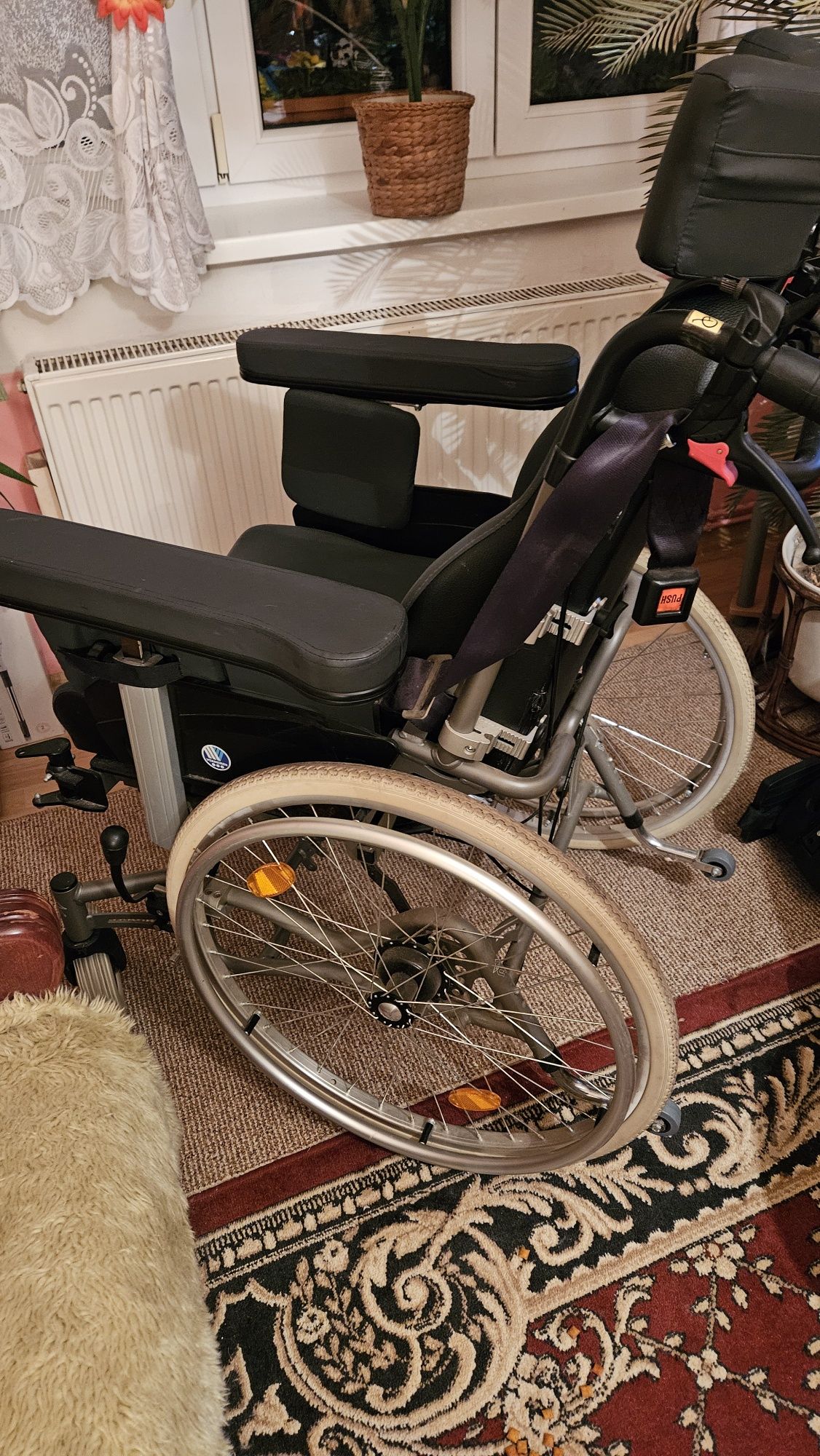 Wózek  inwalidzki dla osoby  niepełnosprawnej