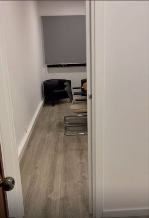 Escritório com duas salas independentes.