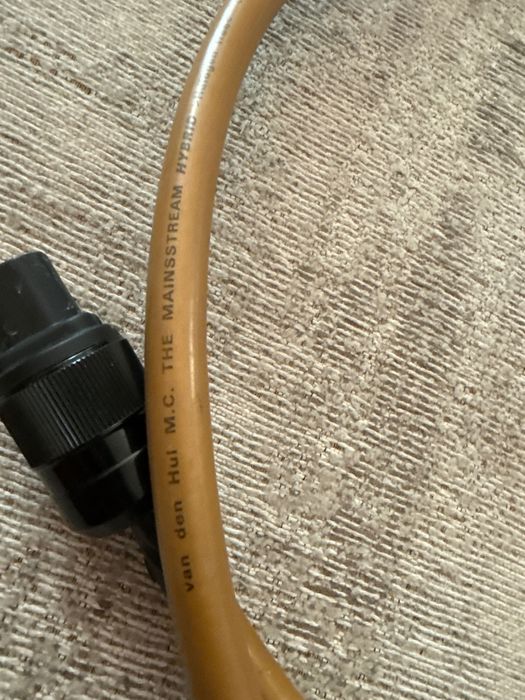 Cabo corrente van den hul