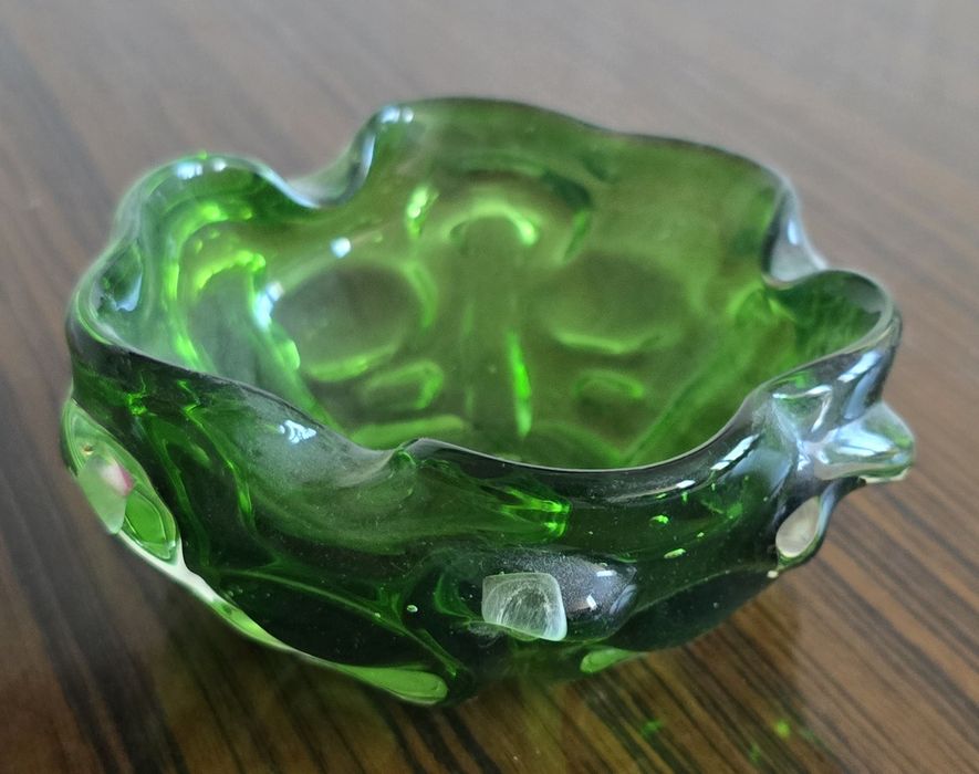 Szklana popielniczka vintage, zielona, ręcznie formowana