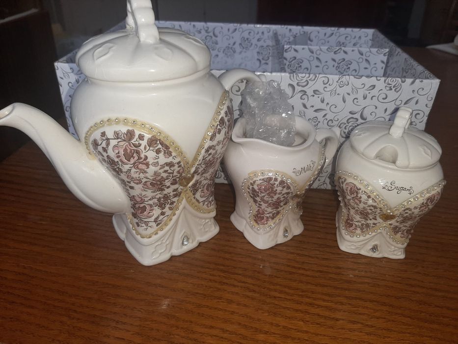 Набор чайник, сахарница и кувшин для молока