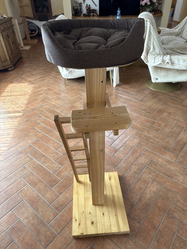 Stojak dla  kota z suszonego modrzewia 130cm wysoki