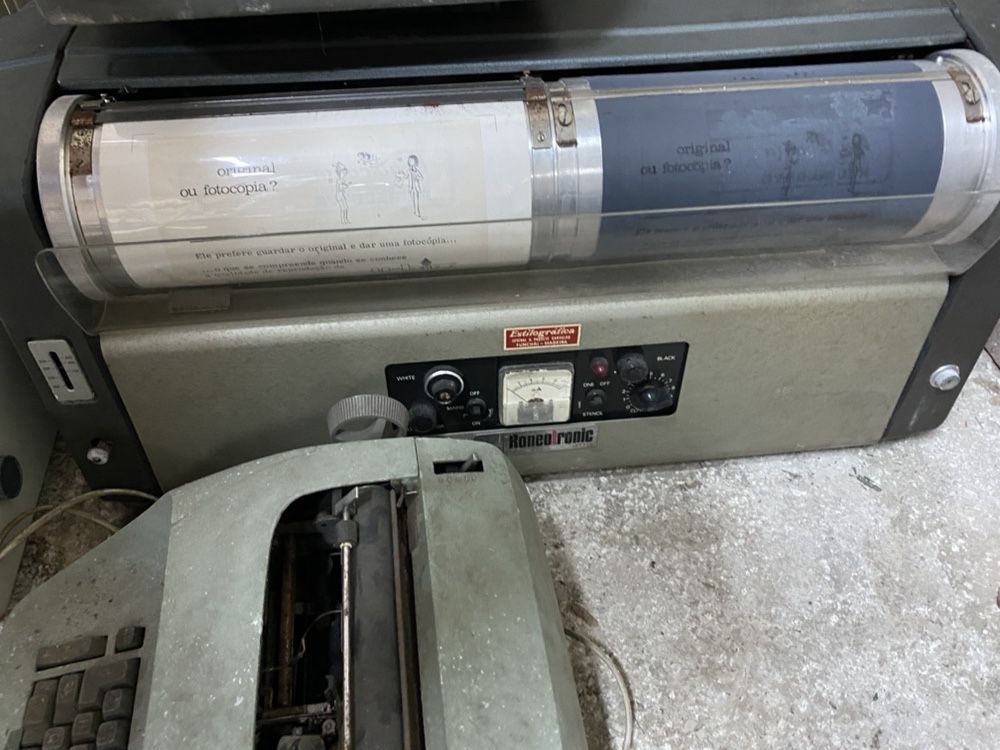 Maquina fotocopiador e inpresora com 50 anos antiguidade
