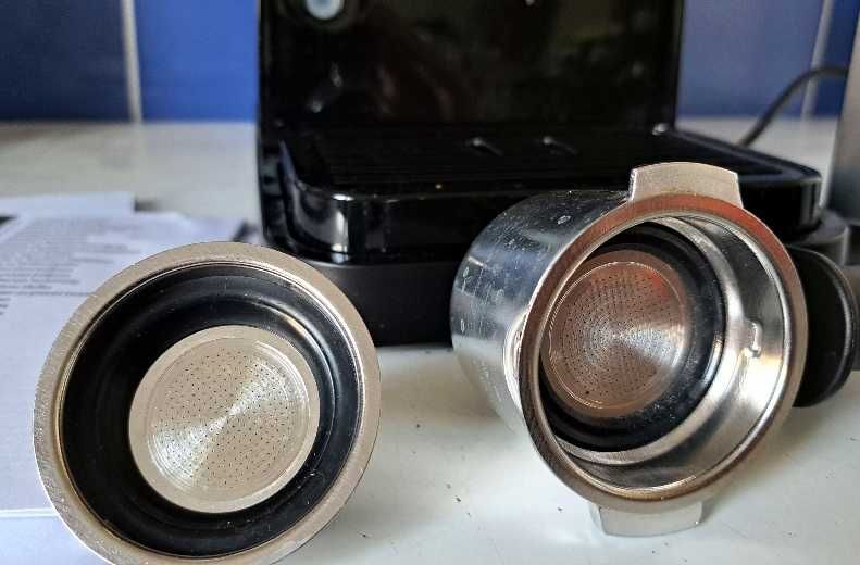 Ekspres ciśnieniowy do kawy DeLonghi EC235.BK nieużywany
