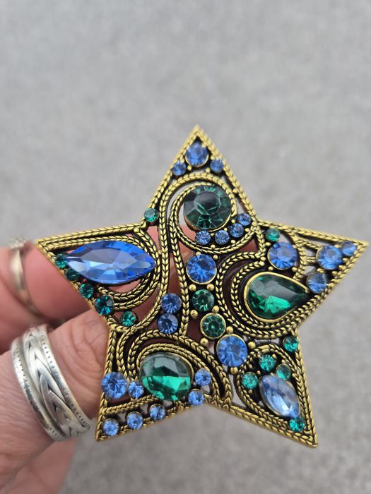 Broszka gwiazda z kamyczkami