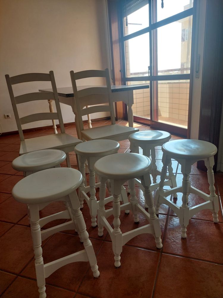 Mesa de mármore c/ 6 bancos e 2 cadeiras em madeira