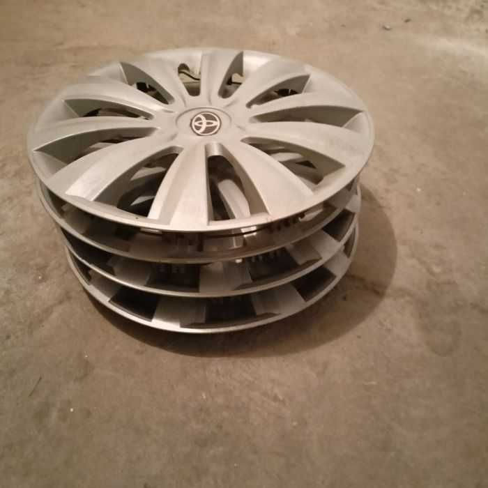 Opony zimowe wraz z felgami do Toyoty Yaris (komplet kół) + kołpaki