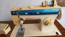 Maquina de costura eletrica Singer Facilita 288 com movel de 3 portas