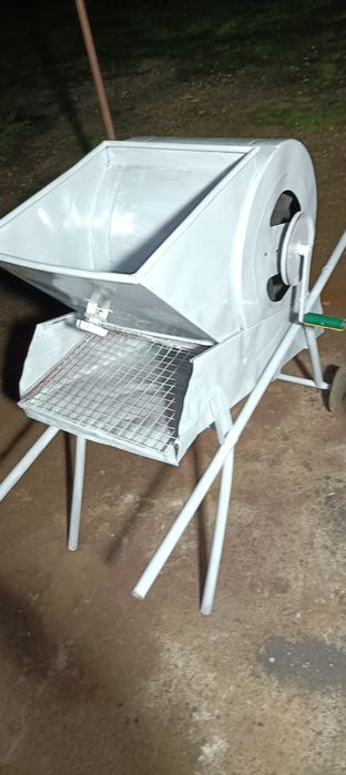 Erguedeira de azeitona e motor