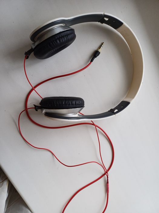 Продам наушники проводные недорого