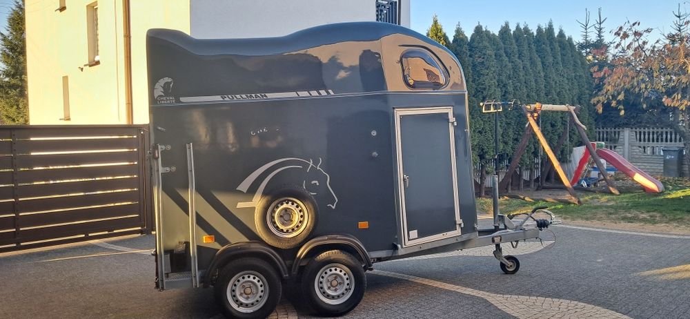 Przyczepa do przewozu dwóch koni