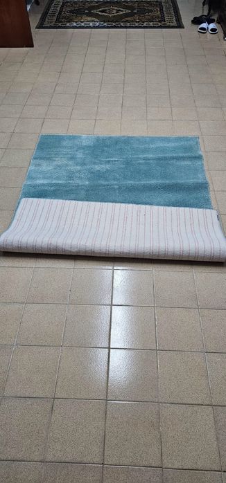 Carpetes verde água, bom estado