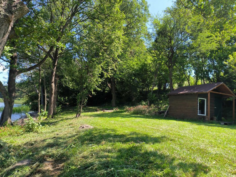 Domek letniskowy nad jeziorem Dadaj, linia brzegowa, pomost, łódki