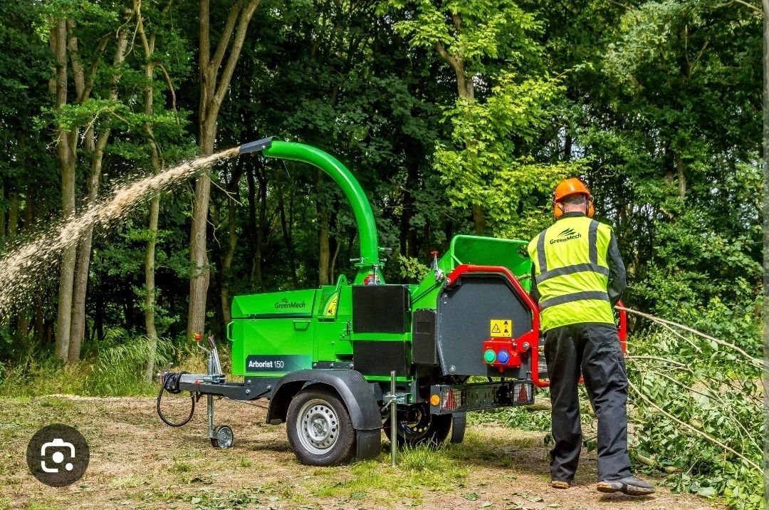 Wycinka drzew, przycinkai. Arborysta, usługi rębakiem. Rębak