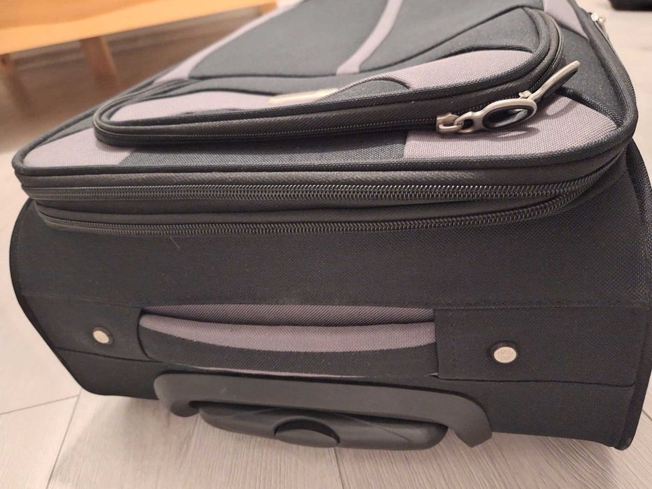 Walizka podróżna średnia