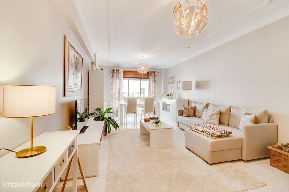 Apartamento T2 | Renovado | Elevador em Monte Abraão