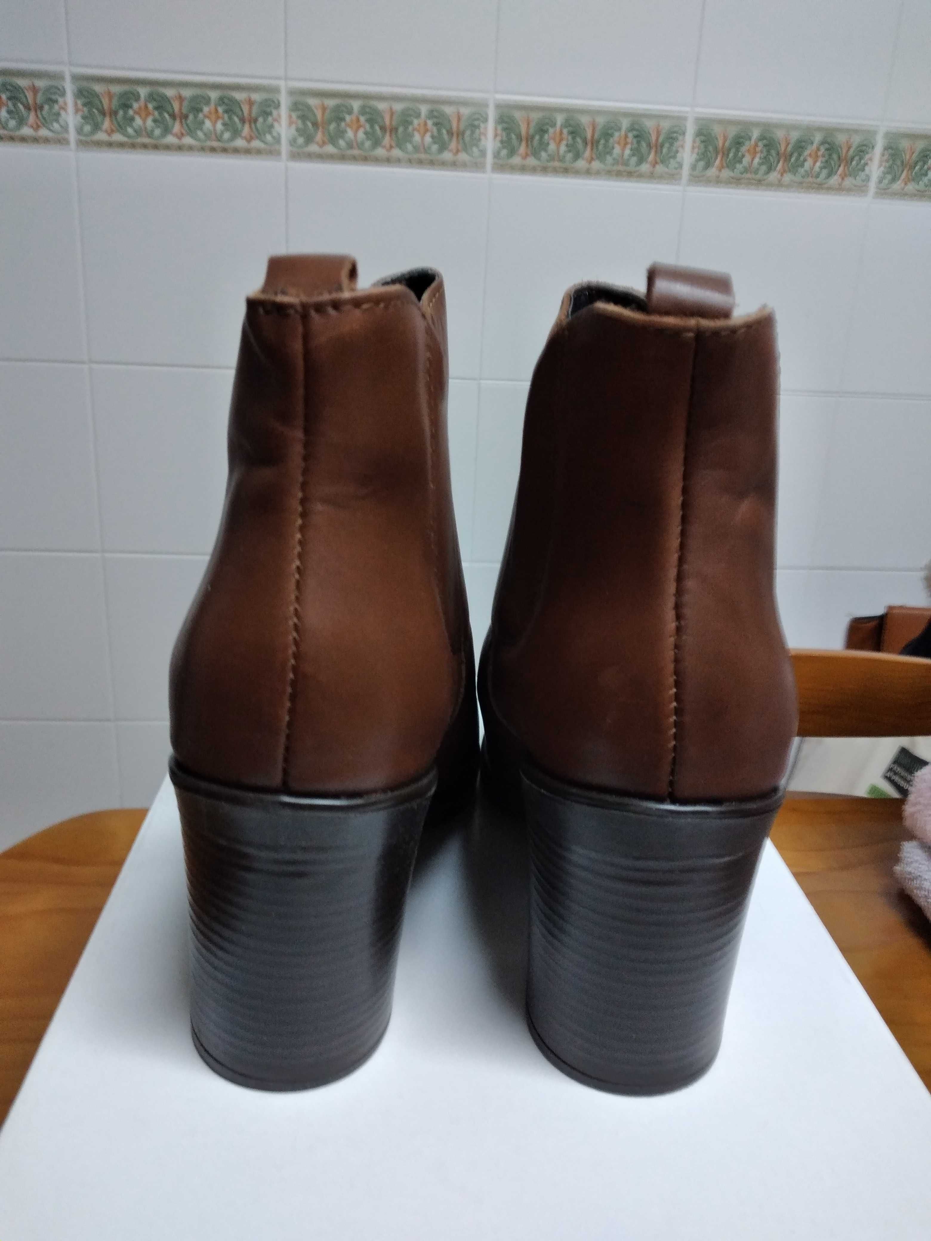 Botins novos em pele, castanho queimado