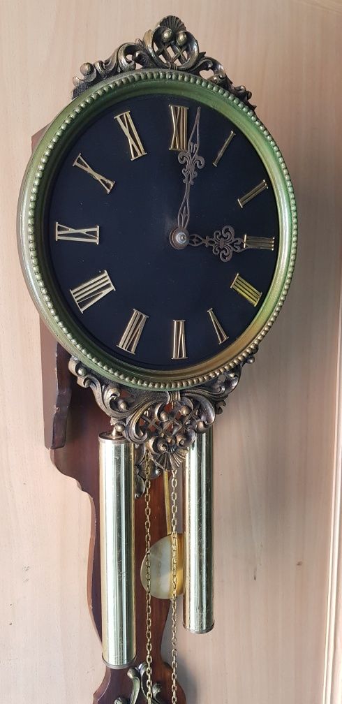 Stylowy wiszacy zegar z wagami
