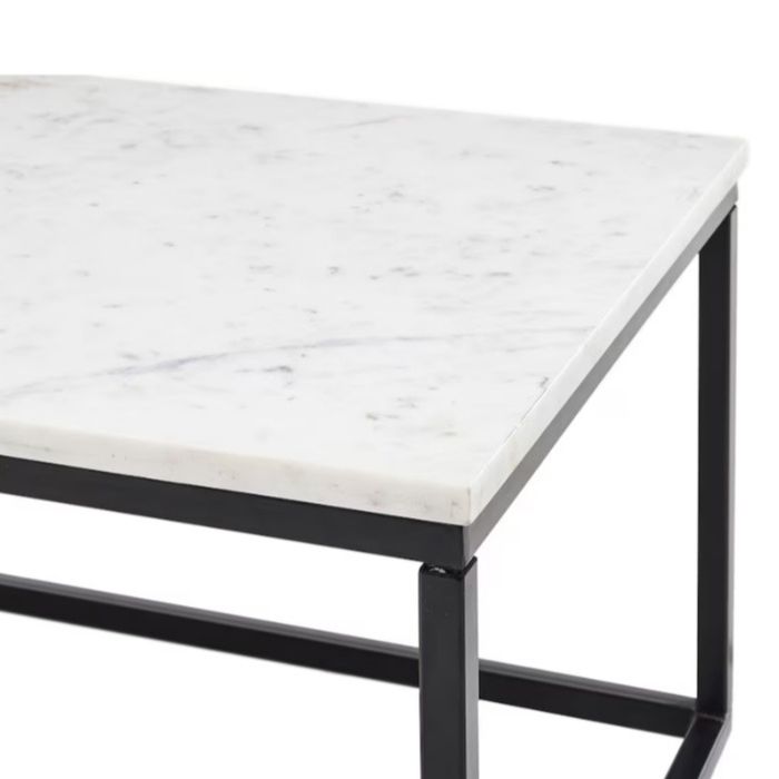 Stolik kawowy - marmur naturalny biały z czarnymi żyłkami.