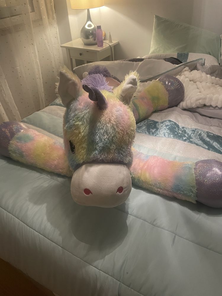 Unicornio gigante colorido